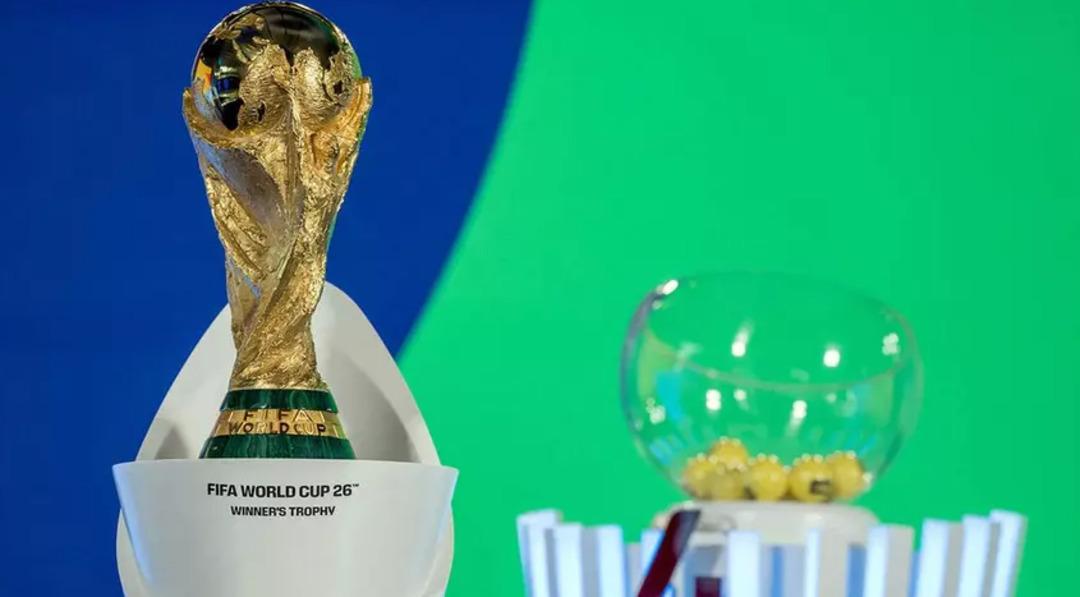 Futbolda deprem! Yeni kurallar a&ccedil;ıklandı: 10 kişi bırakma cezası ve tarihi VAR kararı... 5