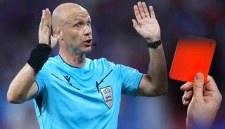 Futbolda deprem! Yeni kurallar a&ccedil;ıklandı: 10 kişi bırakma cezası ve tarihi VAR kararı...