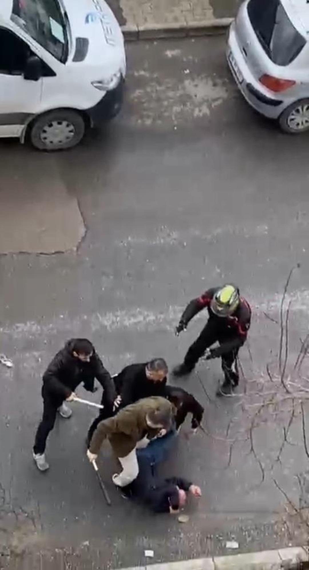 Ataşehir de yol verme tartışması sopalı kavgaya d&ouml;n&uuml;şt&uuml; 1