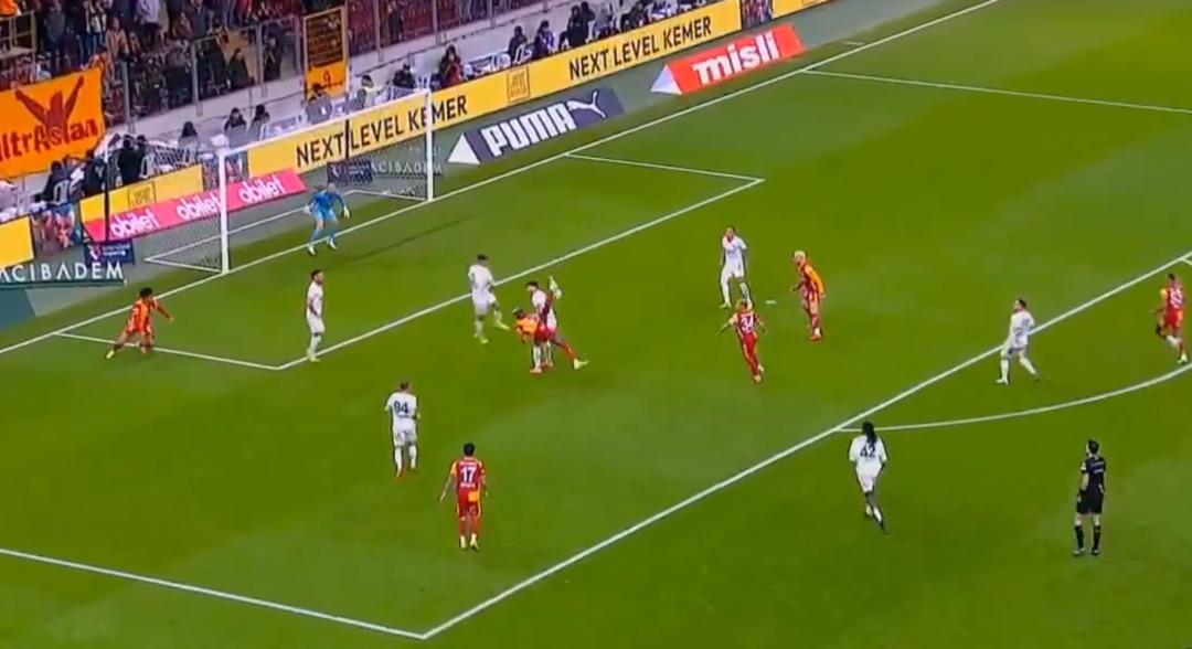 Osimhen sonunda bunu da yaptı! R&ouml;veşataya kalktı, herkes gol beklerken ilgin&ccedil; bir olay yaşandı 1