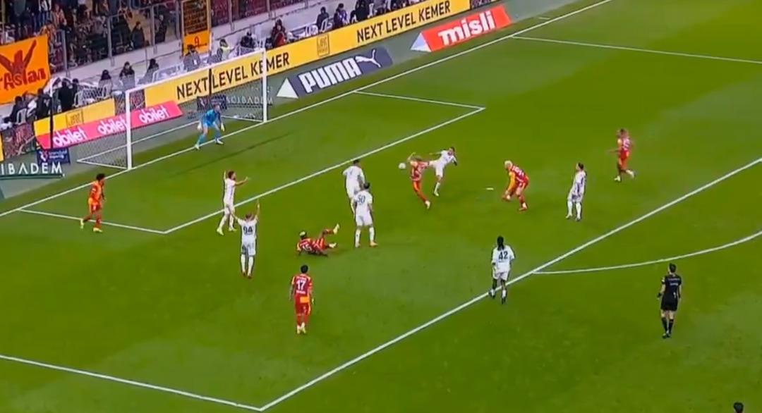 Osimhen sonunda bunu da yaptı! R&ouml;veşataya kalktı, herkes gol beklerken ilgin&ccedil; bir olay yaşandı 2