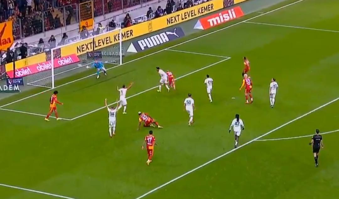 Osimhen sonunda bunu da yaptı! R&ouml;veşataya kalktı, herkes gol beklerken ilgin&ccedil; bir olay yaşandı 3