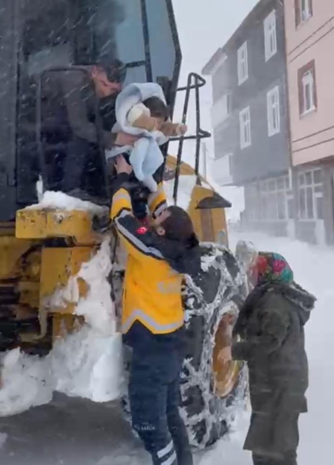 Ordu da hastalanan bebek, kardan kapanan yolda iş makinesi ile taşındı 2