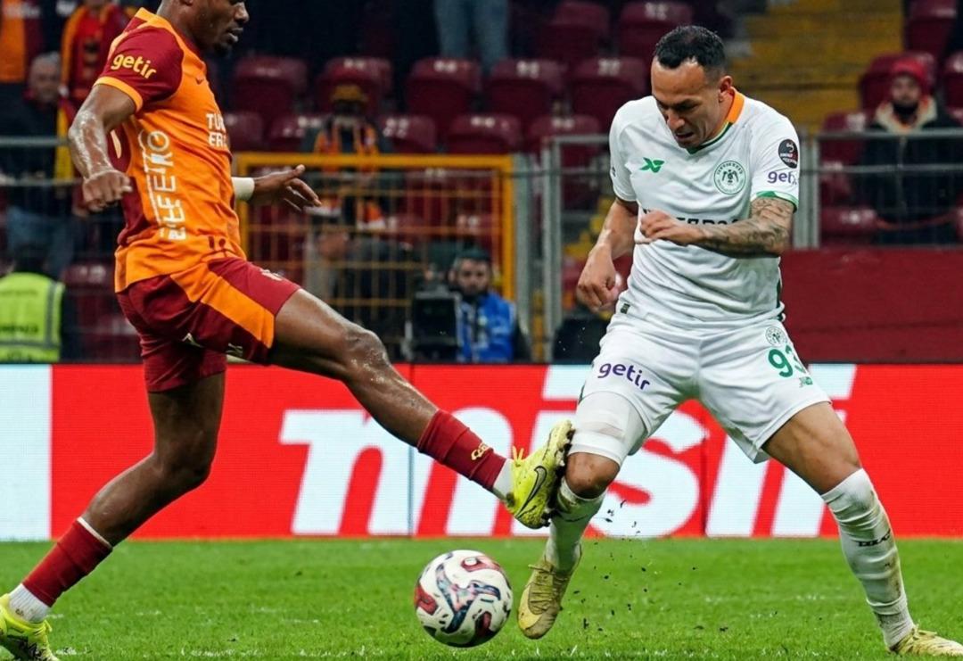 Ahmet &Ccedil;akar canlı yayında &ccedil;ıldırdı! "Allah cezanızı versin!" Galatasaray ma&ccedil;ındaki Singo pozisyonu i&ccedil;in olay derbi iddiası... 1