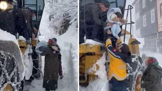Ordu'da hastalanan bebek, kardan kapanan yolda iş makinesi ile taşındı