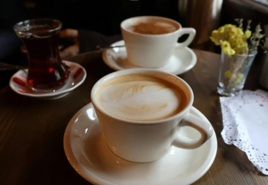 Evde daha iyisini yapıyoruz: K&ouml;p&uuml;k k&ouml;p&uuml;k latte yapmanın p&uuml;f noktaları! 3