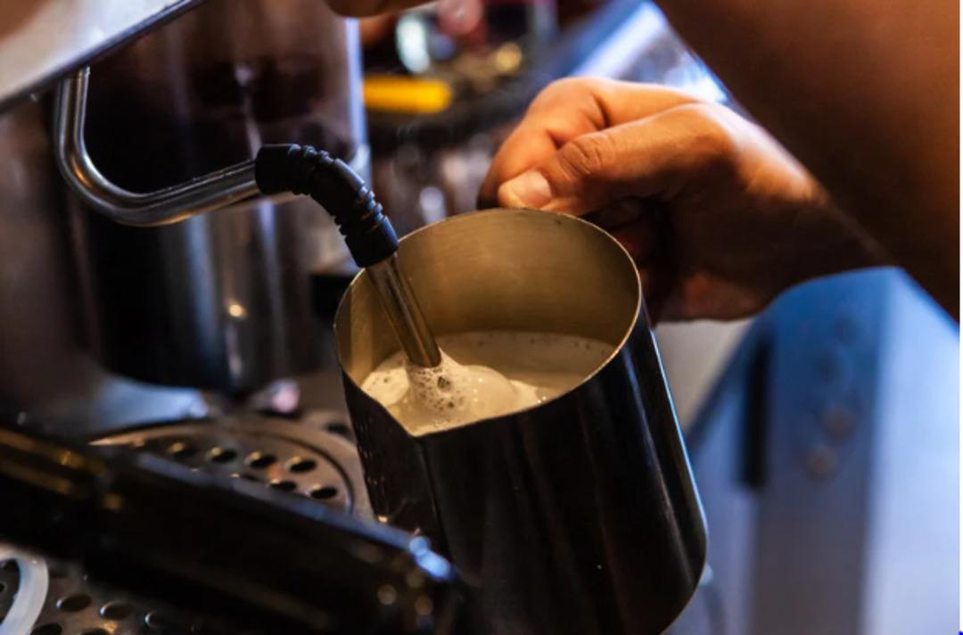 Evde daha iyisini yapıyoruz: K&ouml;p&uuml;k k&ouml;p&uuml;k latte yapmanın p&uuml;f noktaları! 4