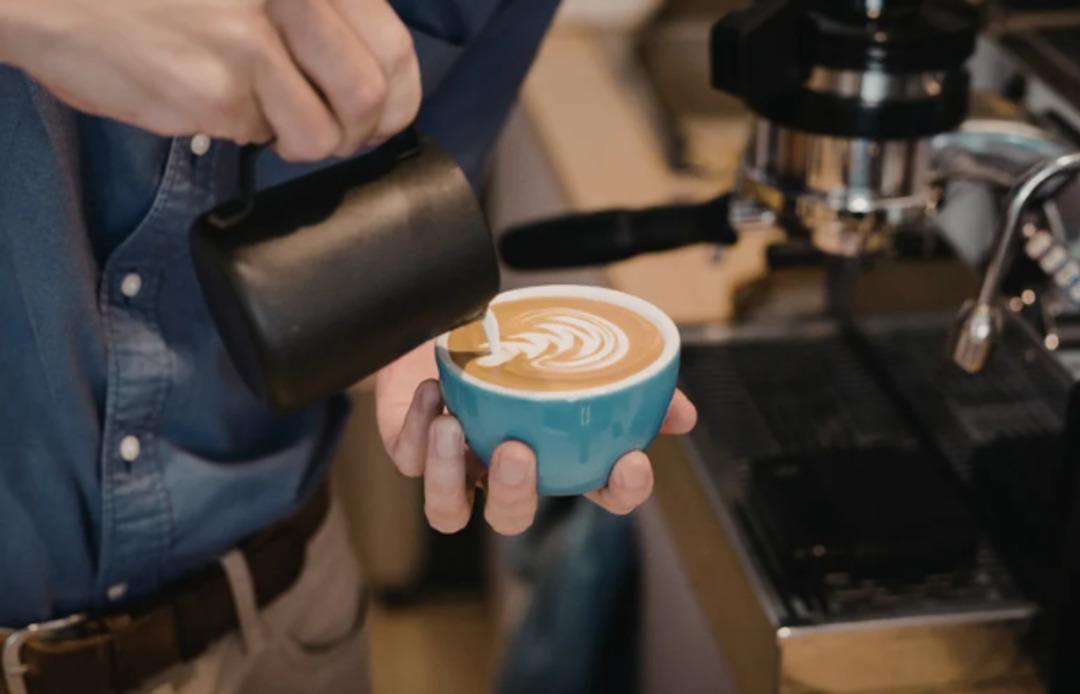 Evde daha iyisini yapıyoruz: K&ouml;p&uuml;k k&ouml;p&uuml;k latte yapmanın p&uuml;f noktaları! 7