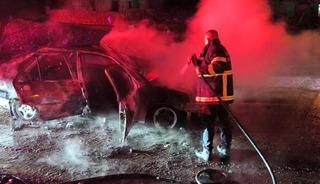 Adıyaman&rsquo;da seyir halindeki otomobil alev alev yandı