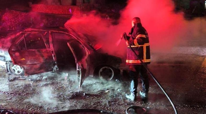 Adıyaman&rsquo;da seyir halindeki otomobil alev alev yandı