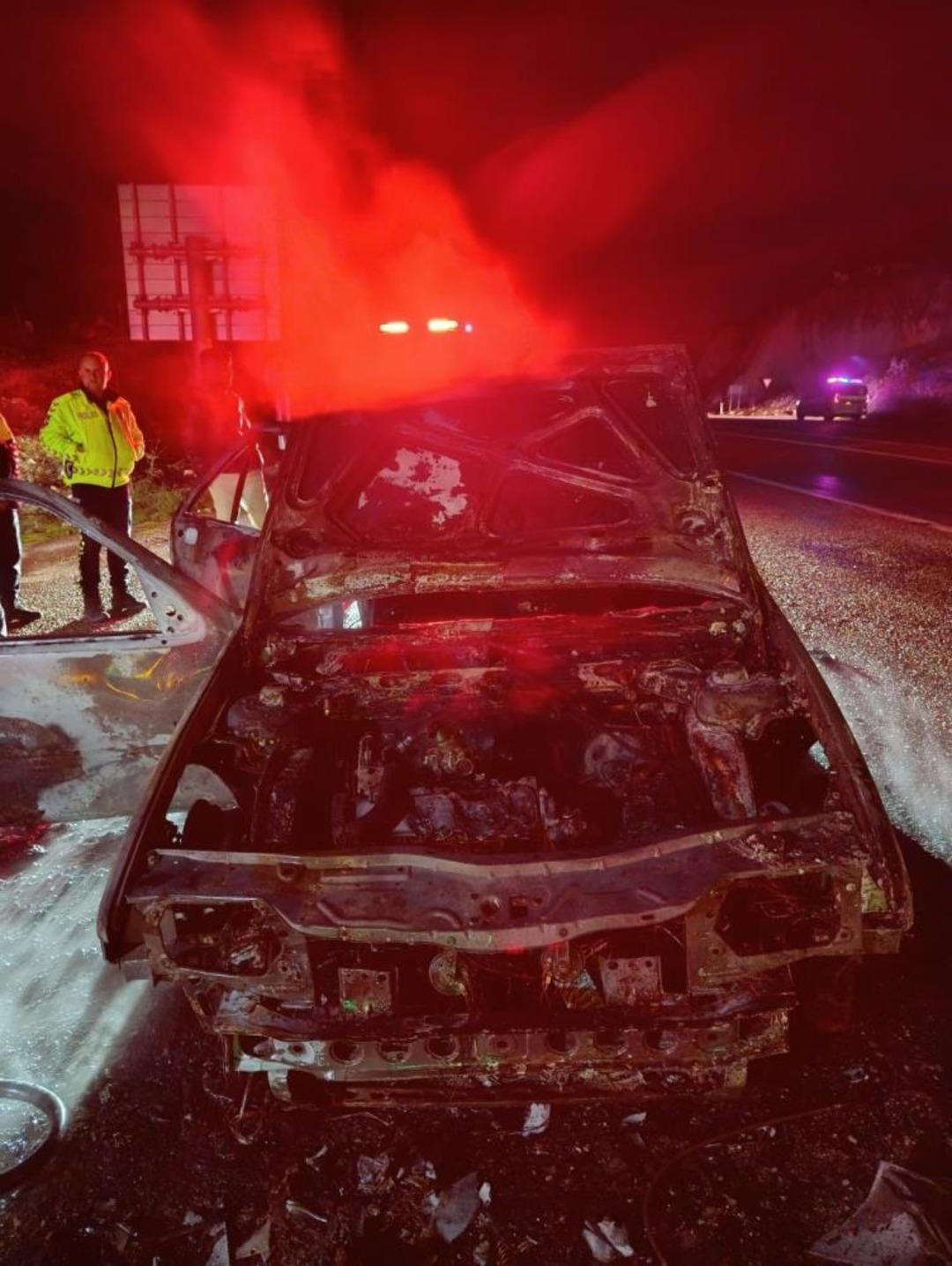 Adıyaman&rsquo;da seyir halindeki otomobil alev alev yandı 1