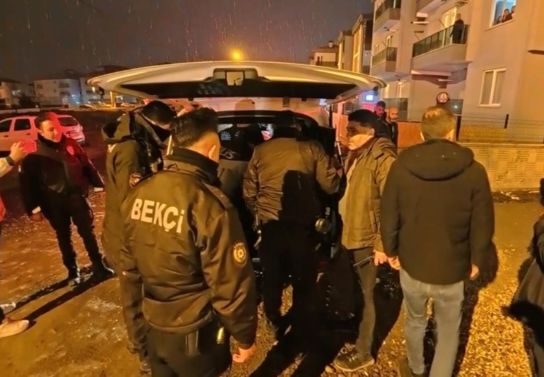 Komşuların g&uuml;r&uuml;lt&uuml; tartışması tabanca ve bı&ccedil;aklı kavgaya d&ouml;n&uuml;şt&uuml;: 7 g&ouml;zaltı 1