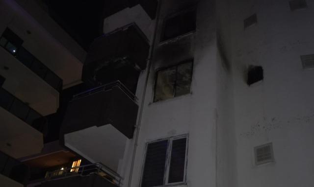 5 katlı binada korkutan yangın:2 kişi dumandan etkilendi 4