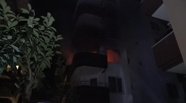 5 katlı binada korkutan yangın:2 kişi dumandan etkilendi 1