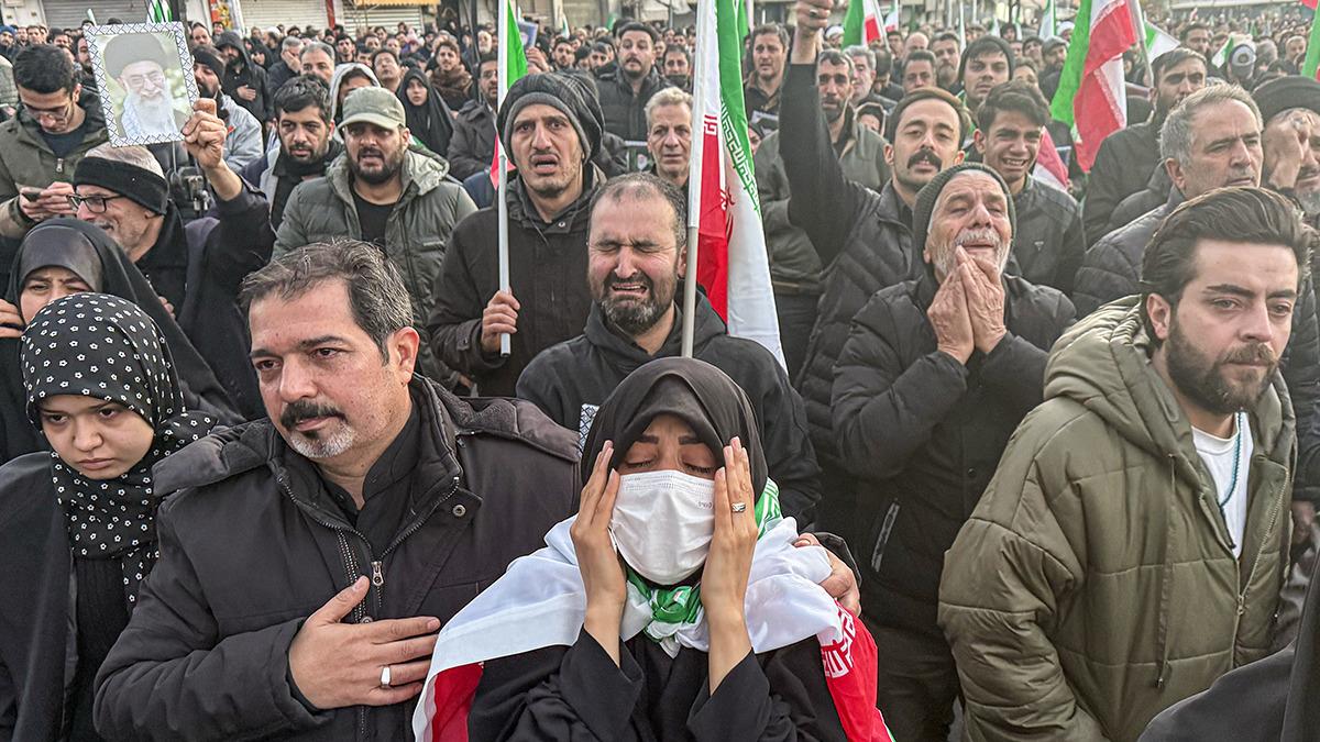 Hamaney'in ölümü sonrası yeni saldırı... Meydanlara akın ettiler
