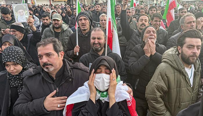 Hamaney'in &ouml;l&uuml;m&uuml; sonrası yeni saldırı... Meydanlara akın ettiler