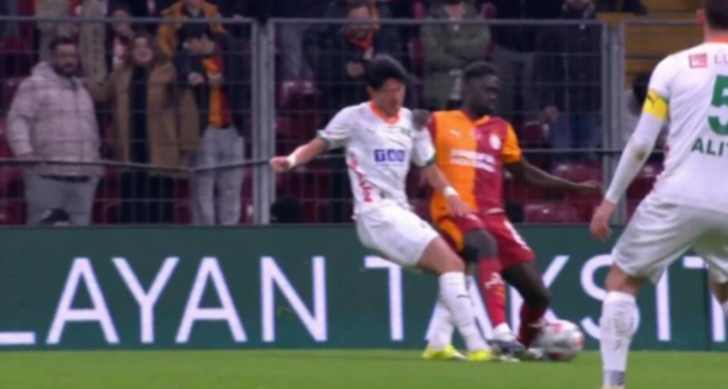 beIN Trio ekibinden Galatasaray-Alanyaspor maçının hakemi için olay sözler! 7 sarı 1 kırmızı atladı: Bu kararın izahı yok G1