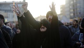 İran'da Hamaney'in &ouml;l&uuml;m&uuml;n&uuml;n ardından g&ouml;steriler d&uuml;zenlendi