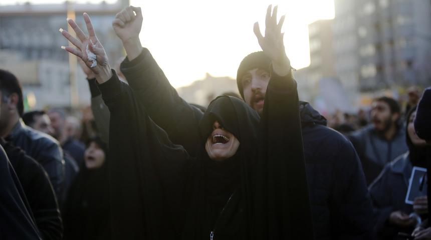 İran'da Hamaney'in &ouml;l&uuml;m&uuml;n&uuml;n ardından g&ouml;steriler d&uuml;zenlendi