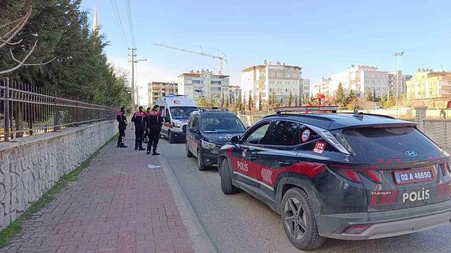 Kavga sırasında bacağına demir çubuk batan genç yaralandı 1