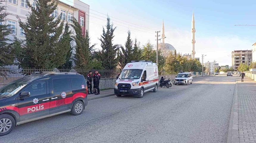 Kavga sırasında bacağına demir &ccedil;ubuk batan gen&ccedil; yaralandı