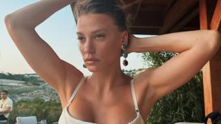 Serenay Sarıkaya beyaz bikinisiyle fiziğini sergiledi