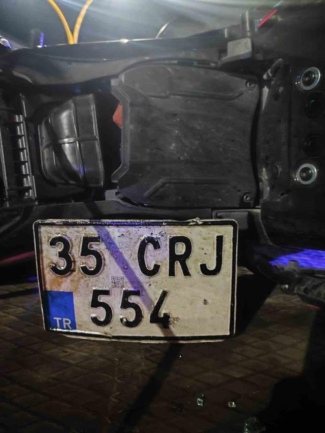 İzmir&rsquo;de motosiklet ile otomobil &ccedil;arpıştı: 1 &ouml;l&uuml;, 2 yaralı 9