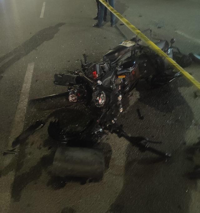 İzmir&rsquo;de motosiklet ile otomobil &ccedil;arpıştı: 1 &ouml;l&uuml;, 2 yaralı 8