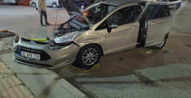 İzmir&rsquo;de motosiklet ile otomobil &ccedil;arpıştı: 1 &ouml;l&uuml;, 2 yaralı 7