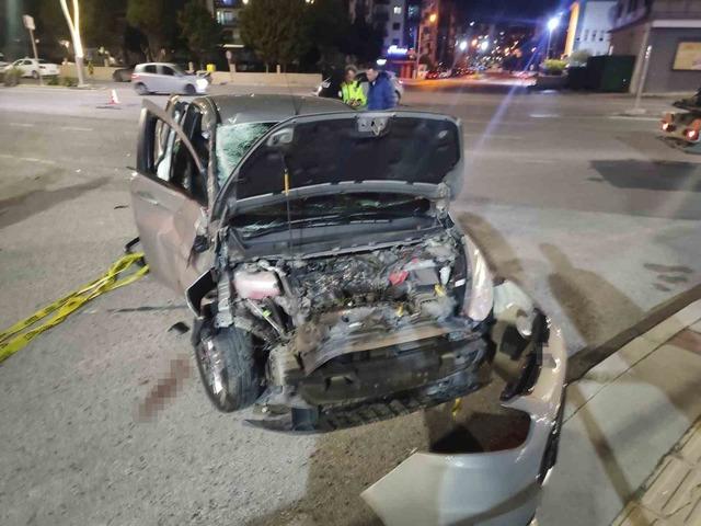 İzmir&rsquo;de motosiklet ile otomobil &ccedil;arpıştı: 1 &ouml;l&uuml;, 2 yaralı 6