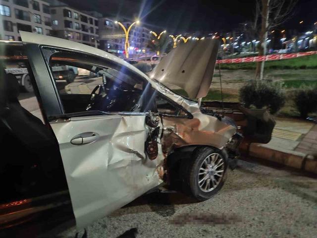 İzmir&rsquo;de motosiklet ile otomobil &ccedil;arpıştı: 1 &ouml;l&uuml;, 2 yaralı 5