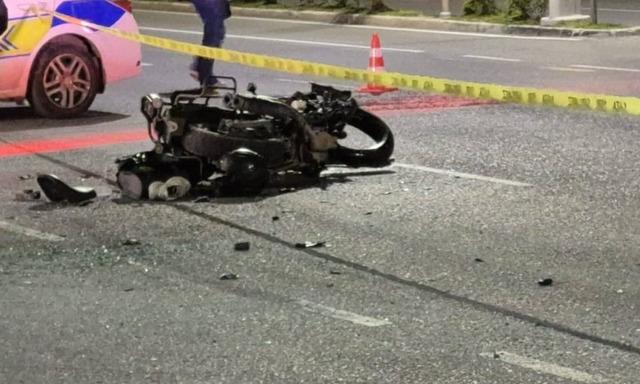 İzmir&rsquo;de motosiklet ile otomobil &ccedil;arpıştı: 1 &ouml;l&uuml;, 2 yaralı 3