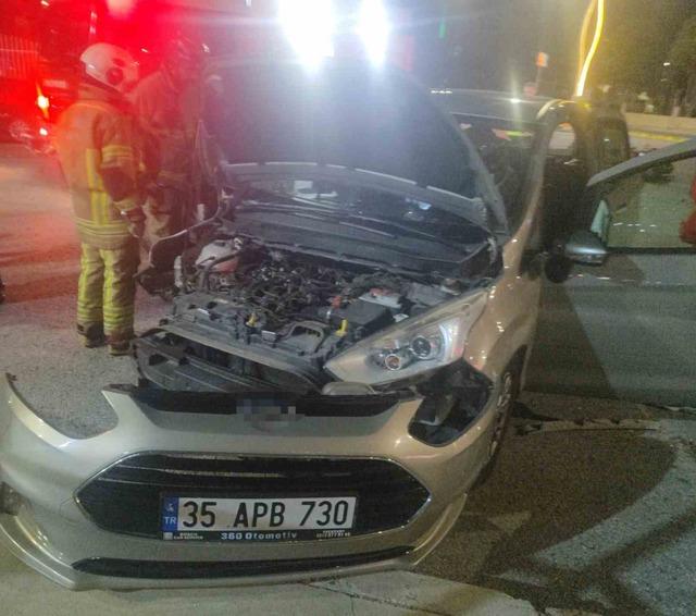 İzmir&rsquo;de motosiklet ile otomobil &ccedil;arpıştı: 1 &ouml;l&uuml;, 2 yaralı 2