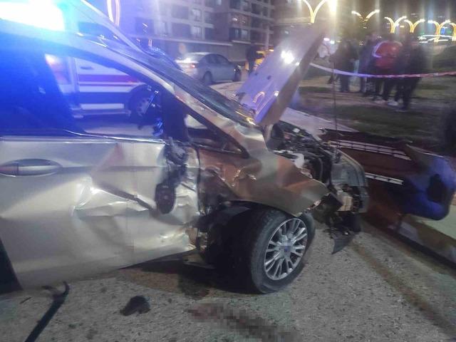 İzmir&rsquo;de motosiklet ile otomobil &ccedil;arpıştı: 1 &ouml;l&uuml;, 2 yaralı 1