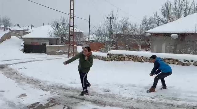 Amasya&rsquo;ya Mart ayında kış geri d&ouml;nd&uuml;, Alan k&ouml;y&uuml;nde karlı yol greyderle a&ccedil;ıldı 4