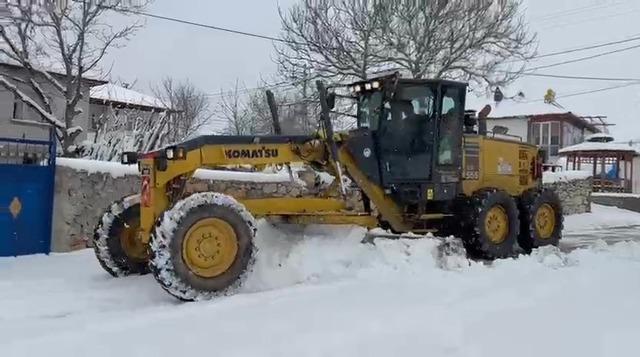 Amasya&rsquo;ya Mart ayında kış geri d&ouml;nd&uuml;, Alan k&ouml;y&uuml;nde karlı yol greyderle a&ccedil;ıldı 1