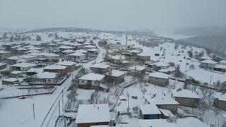 Amasya’ya Mart ayında kış geri döndü, Alan köyünde karlı yol greyderle açıldı