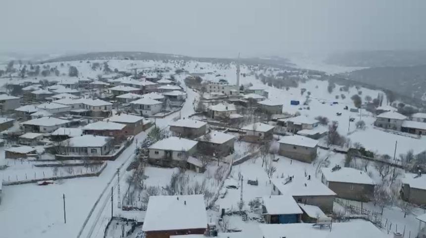 Amasya&rsquo;ya Mart ayında kış geri d&ouml;nd&uuml;, Alan k&ouml;y&uuml;nde karlı yol greyderle a&ccedil;ıldı