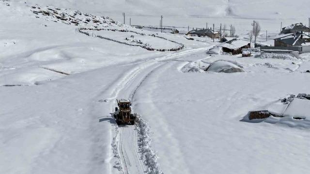 Van&rsquo;da kardan dolayı kapanan 390 yoldan 355&rsquo;i a&ccedil;ıldı 3