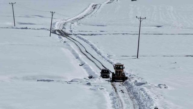 Van&rsquo;da kardan dolayı kapanan 390 yoldan 355&rsquo;i a&ccedil;ıldı 1