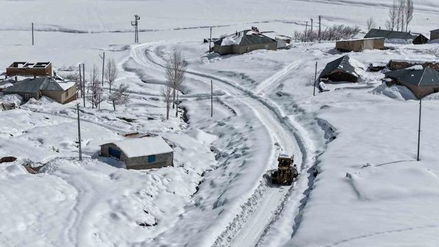 Van’da kardan dolayı kapanan 390 yoldan 355’i açıldı