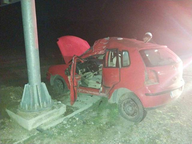 Burdur&rsquo;da kontrolden &ccedil;ıkan otomobil levhaya &ccedil;arptı: 1 yaralı 2