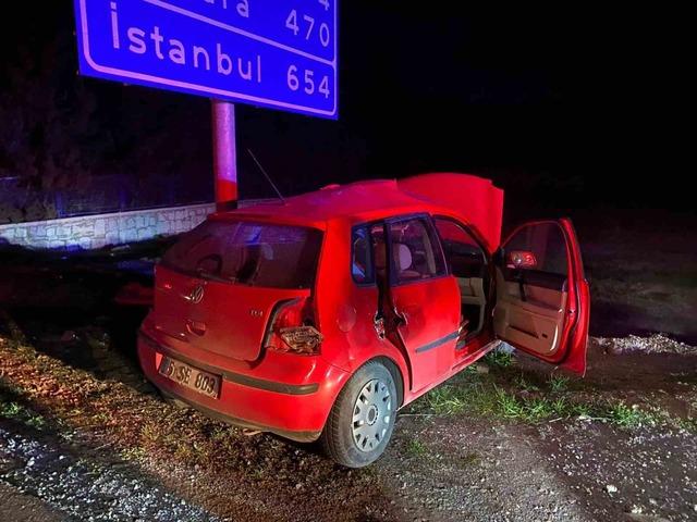 Burdur&rsquo;da kontrolden &ccedil;ıkan otomobil levhaya &ccedil;arptı: 1 yaralı 1