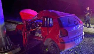 Burdur&rsquo;da kontrolden &ccedil;ıkan otomobil levhaya &ccedil;arptı