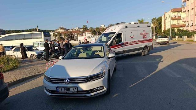 Antalya&rsquo;da motosiklet ile otomobil &ccedil;arpıştı: 2 yaralı 2