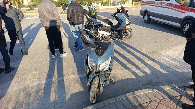 Antalya&rsquo;da motosiklet ile otomobil &ccedil;arpıştı: 2 yaralı 1