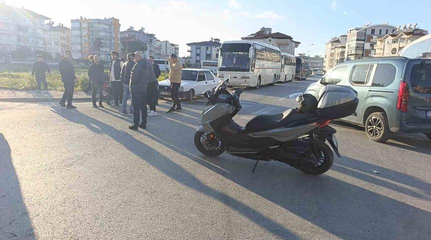 Antalya&rsquo;da motosiklet ile otomobil &ccedil;arpıştı: 2 yaralı