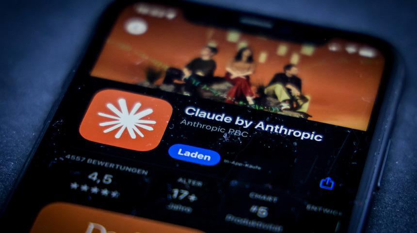 Pentagon'a "hayır" dedi, zirveye u&ccedil;tu! Claude, App Store'da 1 numaraya y&uuml;kseldi