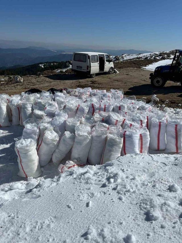 Dondurucu zirvede toplanan kar, yazın serinleten lezzete d&ouml;n&uuml;ş&uuml;yor 2
