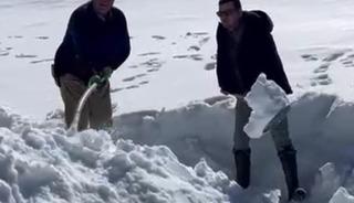 Dondurucu zirvede toplanan kar, yazın serinleten lezzete d&ouml;n&uuml;ş&uuml;yor